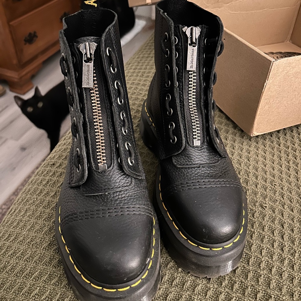 DR MARTENS SINCLAIR size 9